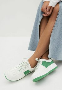 Next FOREVER COMFORT CHUNKY- REGULAR - Matalavartiset tennarit - white green