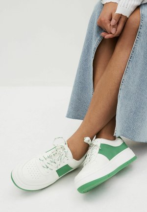 Next FOREVER COMFORT CHUNKY- REGULAR - Matalavartiset tennarit - white green