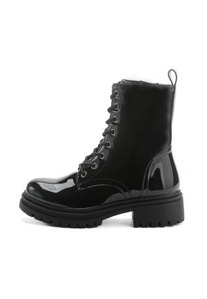 Bottines en cuir verni noir avec un laçage à l'avant, bout rond et talon épais ; semelle texturée avec une bonne adhérence, languette à l'arrière.