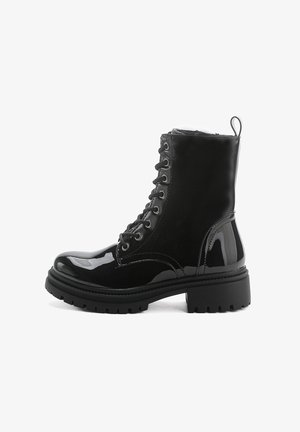 Bottines en cuir verni noir avec un laçage à l'avant, bout rond et talon épais ; semelle texturée avec une bonne adhérence, languette à l'arrière.