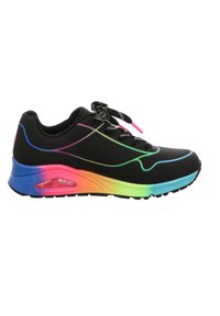 Zwarte sportieve schoen met een levendige regenbooggradiënt in de tussenzool, textuur op de bovenkant en gekleurde veters. Beschikt over een luchtkussen in de hiel voor comfort.