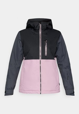 Chaqueta impermeable con un diseño de bloques de color negro y rosa, bolsillos con cremallera, capucha ajustable y textura suave.