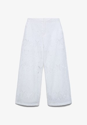 Pantalon blanc large et court avec broderie œillet florale et taille ajustée.