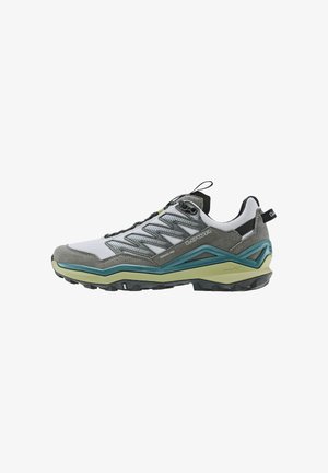 Lichte wandelschoen van grijs suede en mesh, met teal accenten, een geprofileerde vorm en een robuuste zwarte rubberen outsole voor grip.