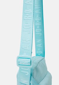 Jordan AIRBORNE FESTIVAL BAG - Skuldertasker - glacier ice