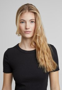 Noisy May Fodralklänning - black