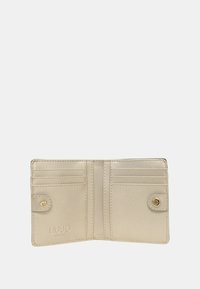 Portafoglio carta oro chiaro con texture liscia, dotato di diverse fessure per carte e chiusura a bottone a scatto. Logo a bandiera impressa sul davanti.