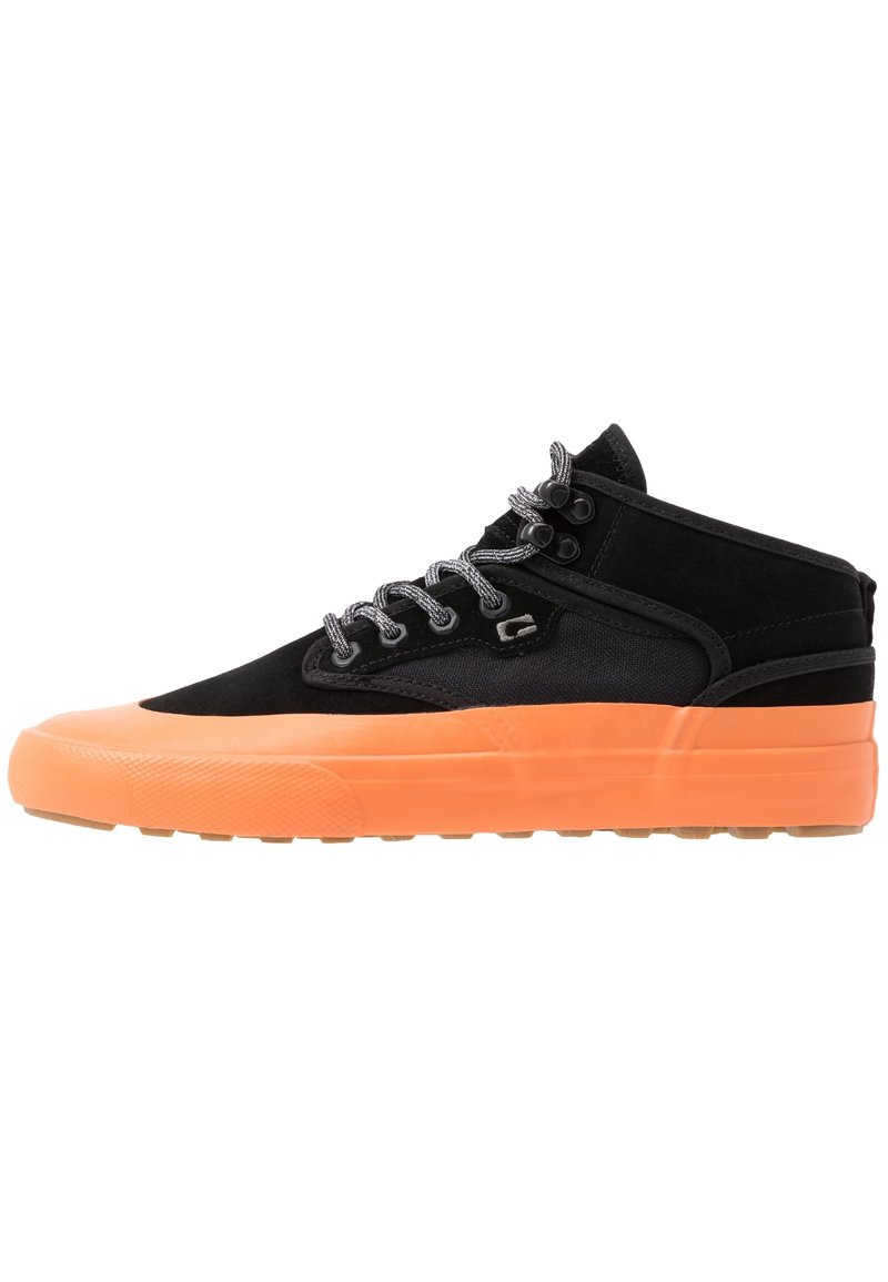 High-Top-Sneaker mit schwarzem Wildleder- und Stoffoberteil, orangefarbener Gummisohle und grauen Schnürsenkeln mit Metallösen. Strukturierte Außensohle für Grip.