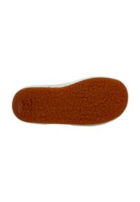 Suola in gomma di una scarpa, caratterizzata da un motivo testurizzato arancione. Fianchi bianchi con il marchio in rilievo "SUPERGA" sul tallone.