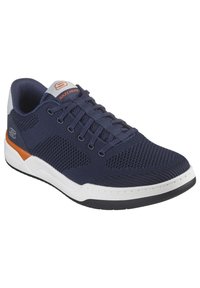 Sneaker blu navy con tessuto a rete, suola in gomma bianca e accenti grigi. Presenta dettagli arancioni e un design tradizionale con lacci.