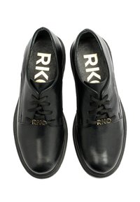 Pantofi din piele neagră cu vârf rotunjit, design cu șireturi și logo-ul proeminent "RKO" în aur. Textură netedă și talpă din cauciuc de profil redus.