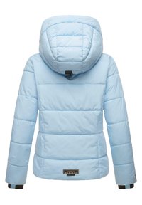 Lichtblauwe pufferjack met capuchon, voorzien van een gestikt ontwerp, hoge kraag en zwarte hardware accenten op de mouwen en labels.