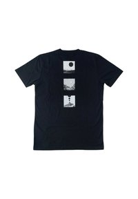 Maglietta nera in cotone con tre design quadrati sul retro: un cerchio solido, un sole disegnato con linee e un paesaggio con un faro.