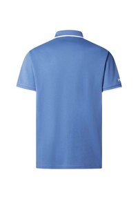 Camiseta polo azul con textura suave, que presenta un cuello y puños de manga blancos en contraste. Ajuste estándar con dobladillo recto.