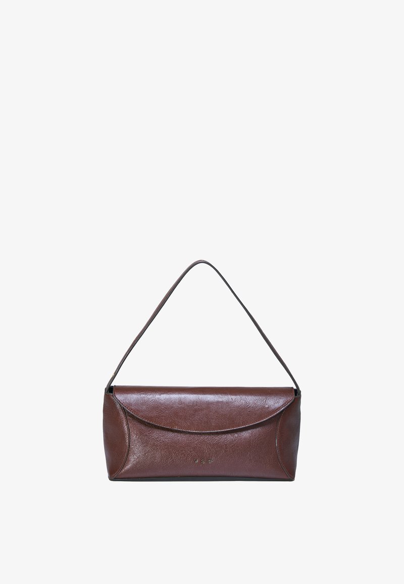 Sac à main rectangulaire en cuir marron avec rabat incurvé et fine bandoulière, petites lettres embossées "VSP" au centre devant.