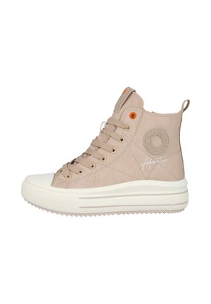 Zapatillas altas de ante en color beige con puntera de goma, suela blanca y ojales en contraste naranja; presenta logo en relieve y detalles de costura.