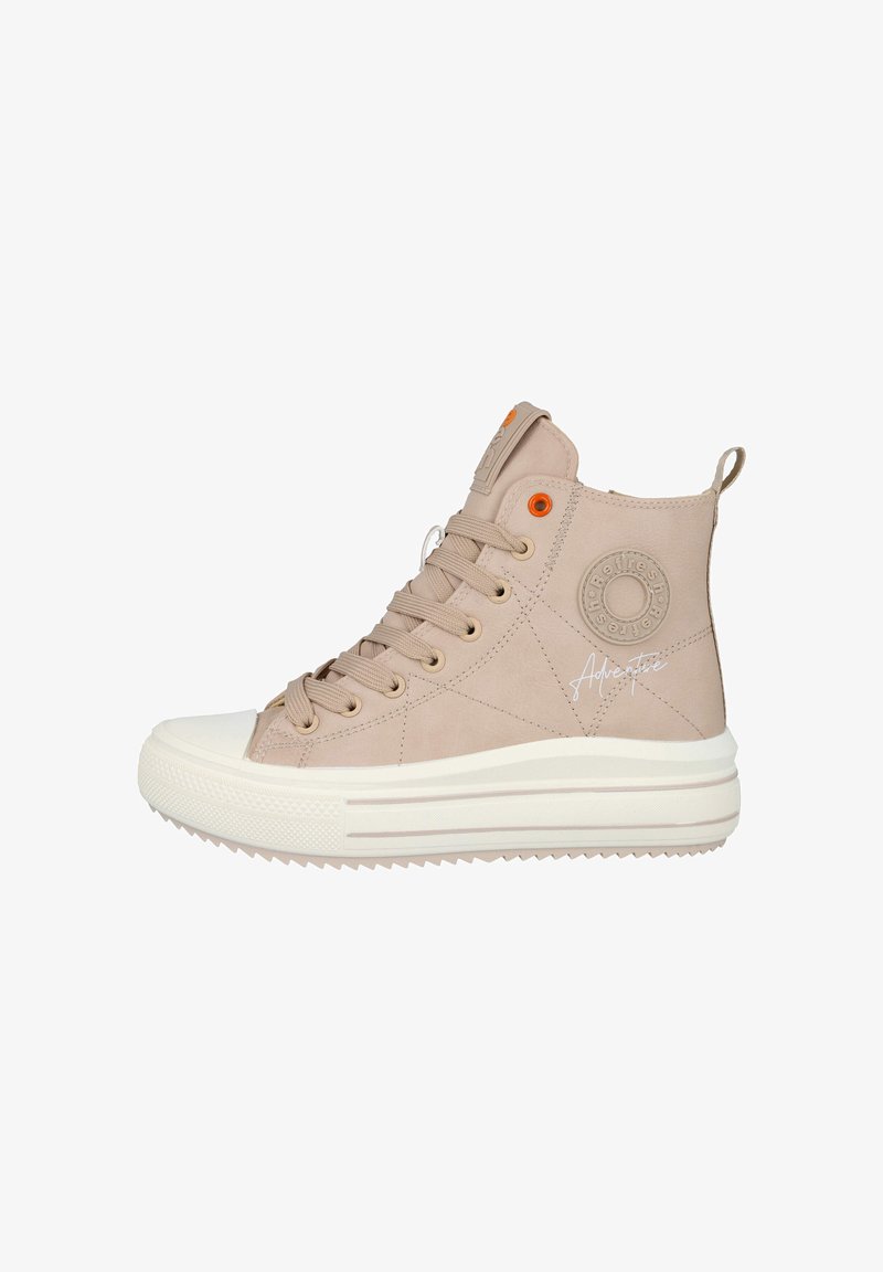 Zapatillas altas de ante en color beige con puntera de goma, suela blanca y ojales en contraste naranja; presenta logo en relieve y detalles de costura.