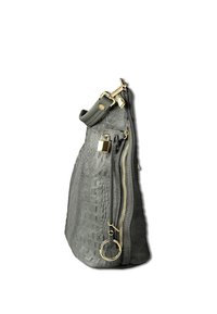 Grijze leren handtas met geperst krokodillenprofiel, gouden accenten, verstelbare riem en een zijvak met ritssluiting.