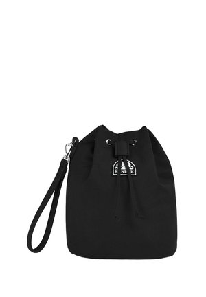 Borsa a secchiello in tessuto nero con chiusura a coulisse, patch logo e cinturino da polso removibile. Caratterizzata da una texture morbida e una forma arrotondata.