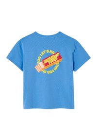 T-shirt en coton bleu avec un imprimé graphique représentant un chewing-gum et un texte en jaune et rouge. Manches courtes et col rond.