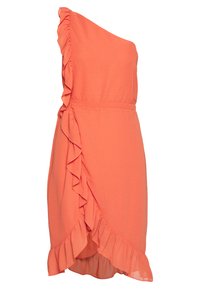 Sukienka na jedno ramię z koralowej tkaniny z falbankami wzdłuż ramienia i boku, z kopertowym fasonem i asymetrycznym dołem.