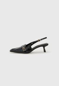 Musta, kärjeltään terävä slingback-kengät, joissa on krokotiilintekniikka, kapea korko ja koristeellinen kultabuckla nauhassa.