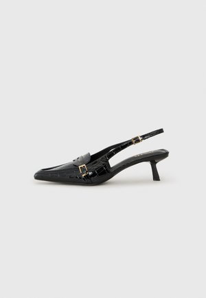 Schwarze Slingback-Absätze mit spitzer Zehenpartie, Krokodil-Textur, schlankem Absatz und einer dekorativen goldenen Schnalle am Riemen.