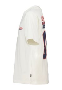 Valkoinen puuvillapaita, jossa on lyhyet hihat, pyöreä kaula-aukko ja graafisia painatuksia punaisena ja laivastonsinisenä edessä ja takana.