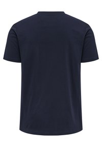 Mörkblå t-shirt med kort ärm gjord av mjuk bomull, med rundad hals och en ren, enkel design utan synliga logotyper eller mönster.