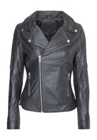 Giacca da biker nera in pelle con pannelli trapuntati sulle spalle, colletto a scollo a V, chiusura con zip frontale e due tasche laterali. Texture liscia complessiva.