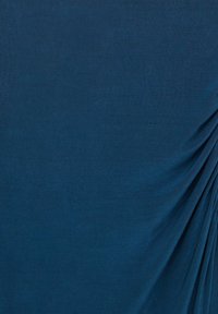 Tissu bleu sarcelle foncé à texture lisse, légèrement froncé et plié sur le côté droit.