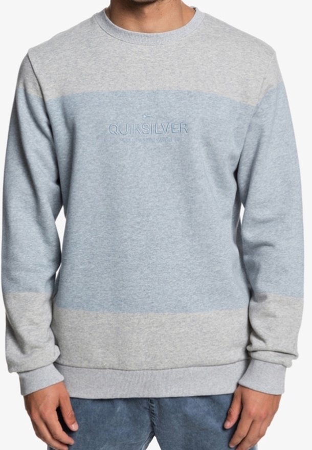 Sweatshirt gris à col rond avec une bande horizontale gris clair et le logo "QUIKSILVER" en relief sur la poitrine. Tissu doux et texturé.
