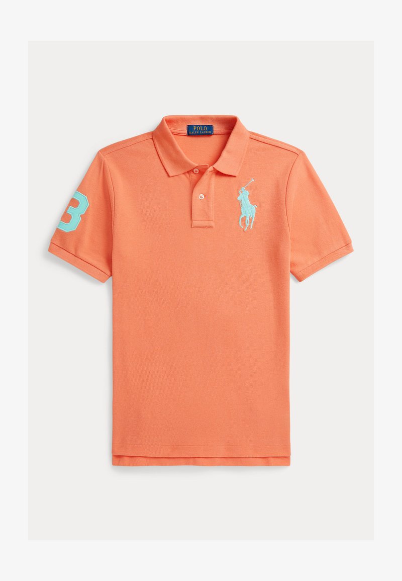 Camiseta tipo polo en coral naranja, con tapeta de dos botones, mangas cortas, logo bordado en azul y número "3" en la manga izquierda.