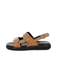Sandali in pelle marrone con due cinturini a fibbia argentata, suola nera, design piatto, punta aperta e dettagli a incrocio.