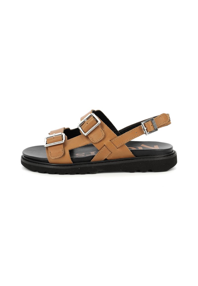 Sandali in pelle marrone con due cinturini a fibbia argentata, suola nera, design piatto, punta aperta e dettagli a incrocio.