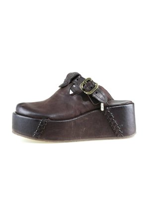 Sabot à plateforme en cuir brun foncé avec une large bride, une grande boucle en laiton et une semelle épaisse présentant un détail de couture.