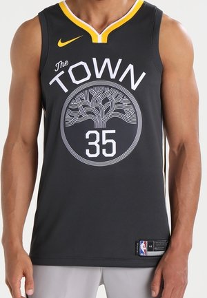 Maillot de basket-ball noir sans manches avec le numéro 35, un logo d'arbre, un liseré jaune au col et un patch NBA porté par une personne.