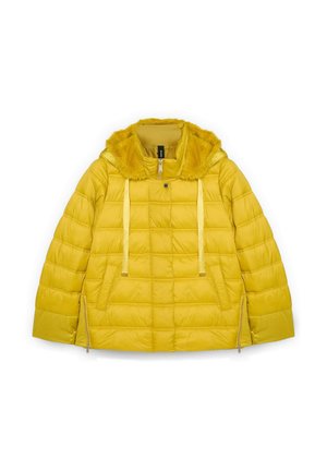 Chaqueta acolchada amarilla con capucha de suave piel sintética, bolsillos laterales con cremallera y cordones. Presenta un diseño amplio y textura acolchada.