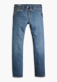 Jean en denim bleu avec braguette boutonnée, cinq poches et jambes droites, posé à plat sur un fond blanc.