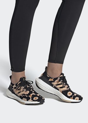 ULTRABOOST - Neutral running shoes - core black halo blush gold met.