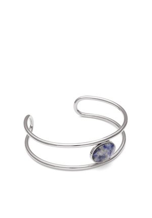 Pulsera de plata abierta con dos bandas paralelas y una piedra ovalada azul y blanca con efecto jaspeado en un lado.