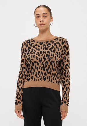 Jakke med leopardprint i brunt og sort, strikket stof, rund halsdesign, ribbede manchetter og søm, cropped stil. Sorte bukser nedenunder.