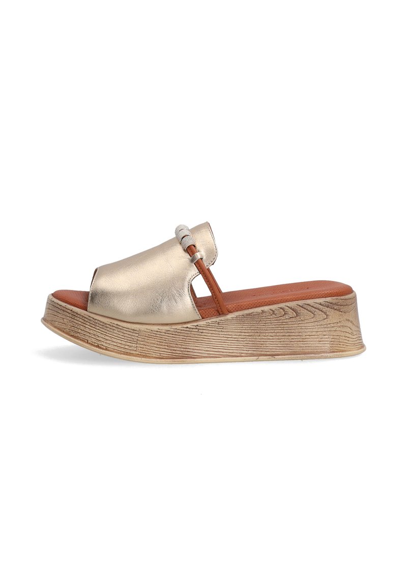 Metallisk guld læder slide sandal med åben tå, brun accentstrop og en struktureret trægrainsplade. 