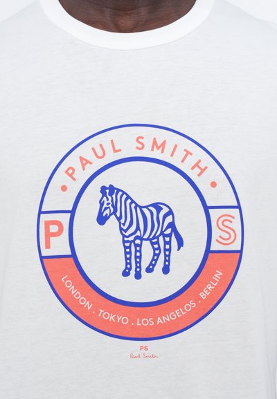 Tricou alb din bumbac cu un grafic circular ce prezintă o zebră albastră, accente roșii și albastre și textul "Paul Smith".
