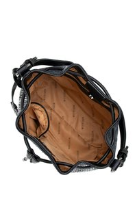 Zwarte leren handtas met een gladde textuur en een ruime binnenkant met een tan voering en het "WITTCHEN" logo patroon. Ontwerp met open bovenkant.