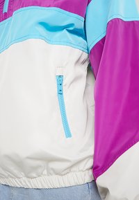 Urban Classics LADIES TONE STAND UP COLLAR JACKET - Vetrovka - viola/white/aqua