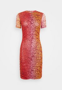 Vestido ligeiro de mangas curtas com um padrão em gradiente de tons de vermelho, rosa e amarelo, apresentando uma textura franzida em todo o vestido.