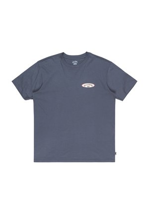 T-shirt en coton bleu foncé avec des manches courtes, un col rond et un logo imprimé en blanc et rouge sur la poitrine. Texture lisse.