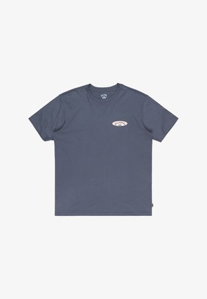 Bawełniana koszulka w ciemnoniebieskim kolorze z krótkimi rękawami, okrągłym dekoltem i nadrukowanym logo w białym i czerwonym kolorze na piersi. Gładka tekstura.