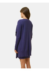 Lila Strickjacke mit langen Ärmeln, gerippten Bündchen und Saum, offenes Design, strukturierter Stoff, bis zur Hüfte fallend.